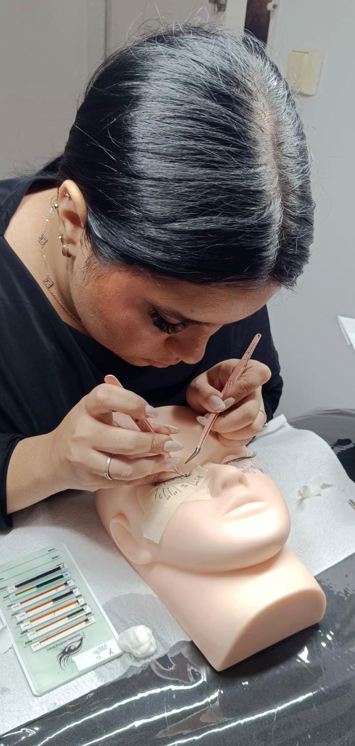 Fotografia real de prática de formação em extensão de pestanas